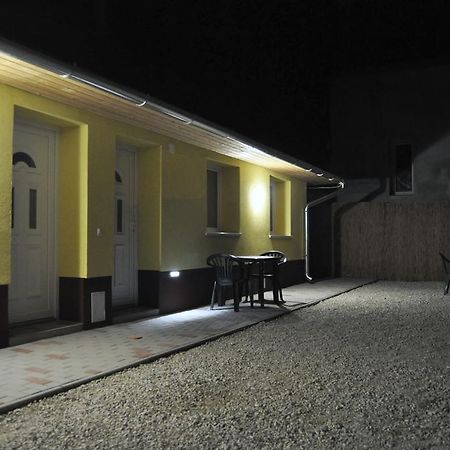 CSONGRÁDI VENDÉGVÁRÓ Apartmanok, Szarka ház Csongrád Exterior foto