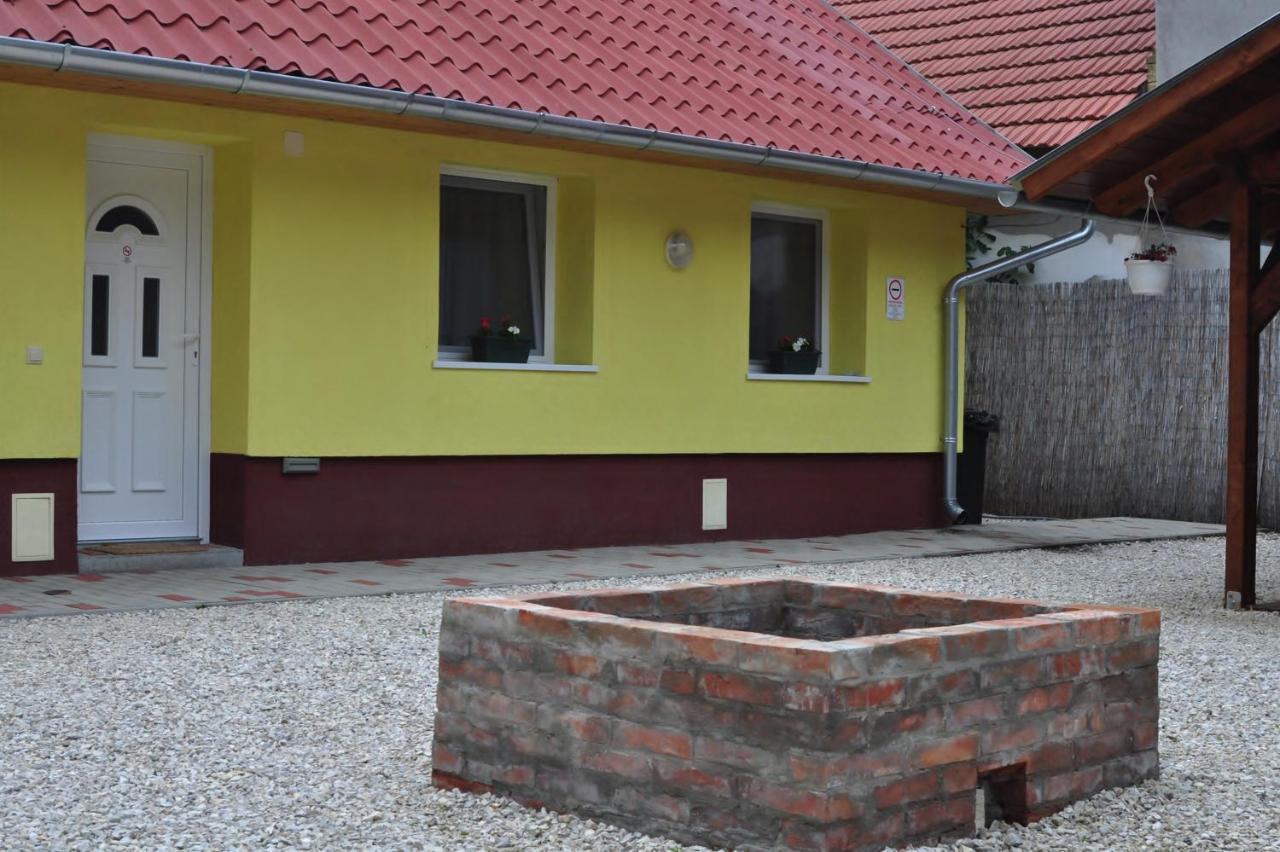 CSONGRÁDI VENDÉGVÁRÓ Apartmanok, Szarka ház Csongrád Exterior foto