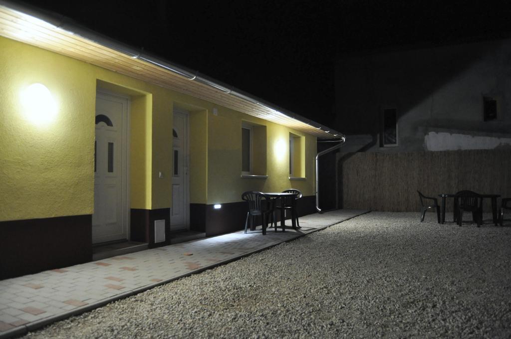 CSONGRÁDI VENDÉGVÁRÓ Apartmanok, Szarka ház Csongrád Exterior foto