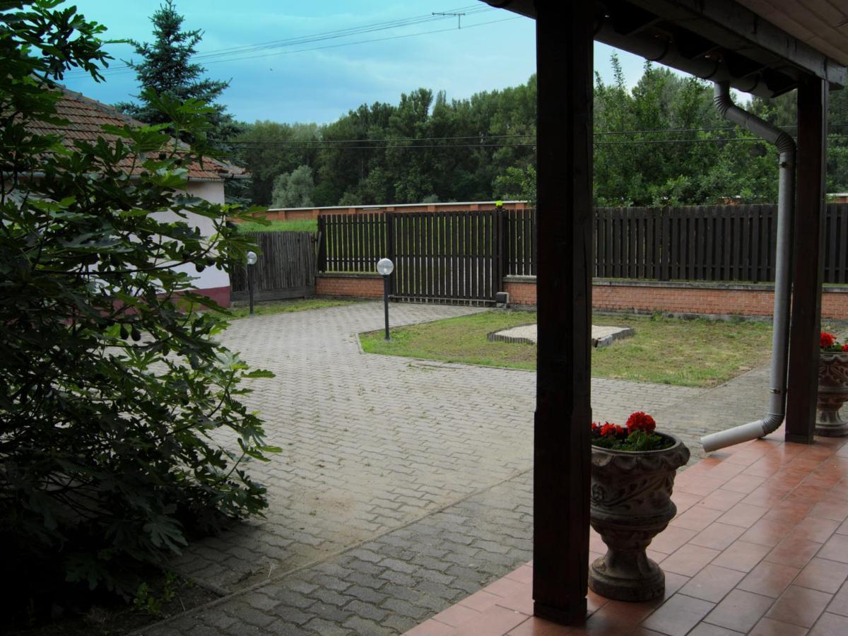 CSONGRÁDI VENDÉGVÁRÓ Apartmanok, Szarka ház Csongrád Exterior foto
